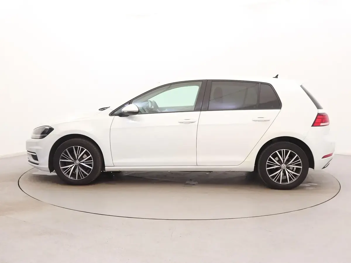 Used VW Golf VII SE 125 HP (91 kW) 2017 White Hatchback