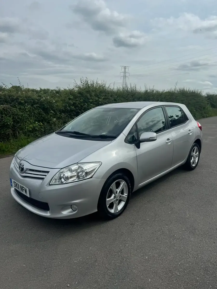 Used Toyota Auris 90 HP (66 kW) 2011 Silver Hatchback