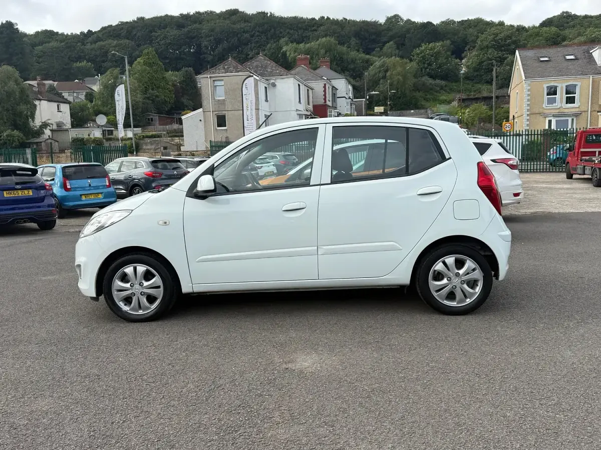 Used Hyundai i10 Active 83 HP (61 kW) 2013 White Hatchback