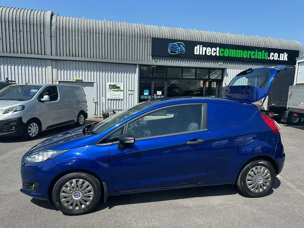 Used Ford Fiesta 94 HP (69 kW) 2015 Blue Hatchback