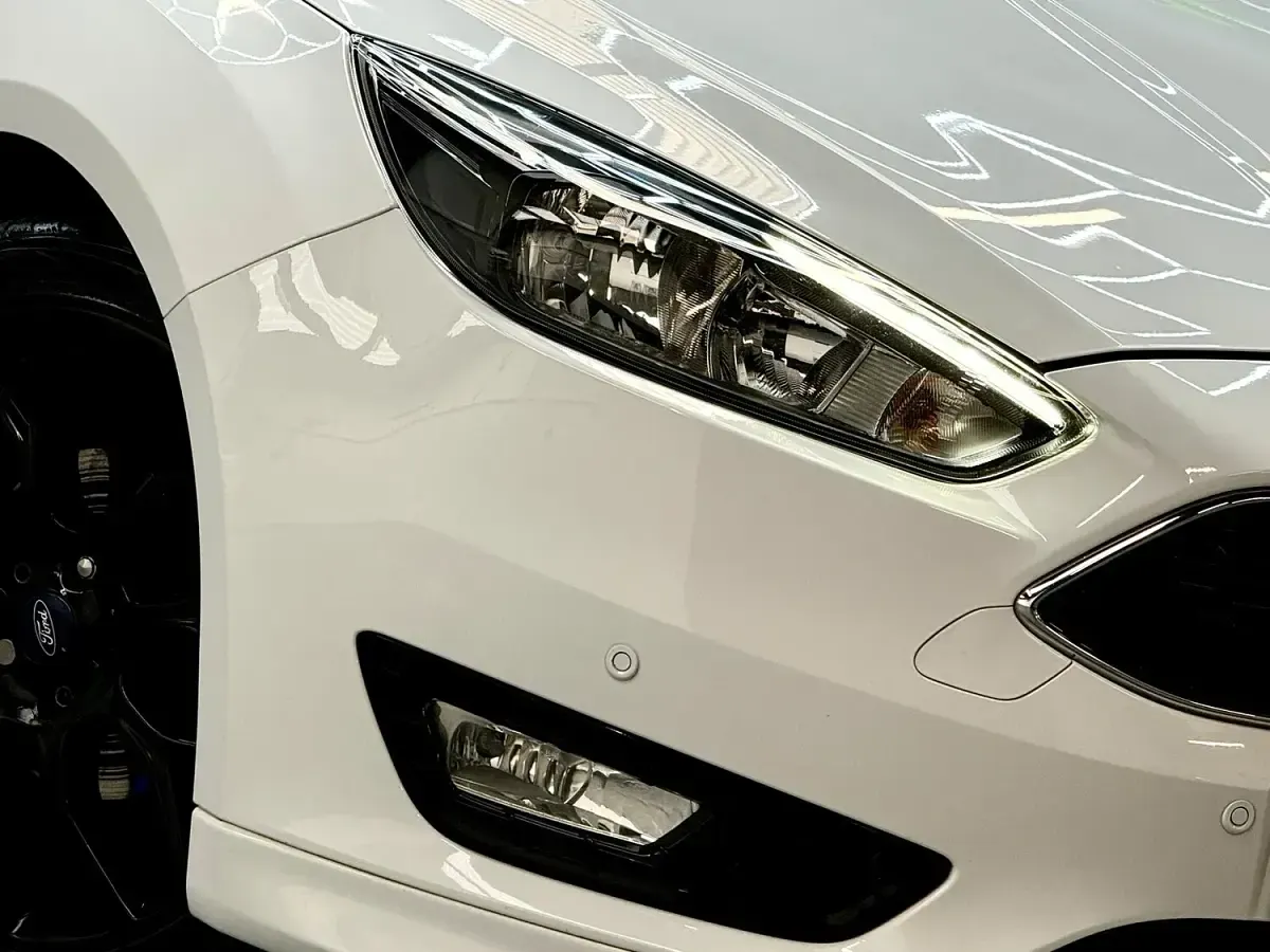 Used Ford Focus Zetec 125 HP (91 kW) 2015 White Hatchback