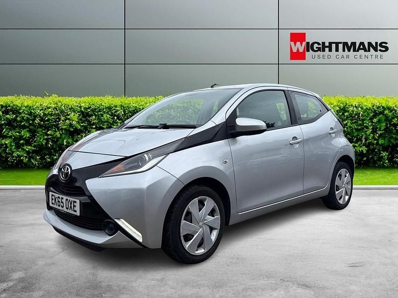 Begagnad Toyota Aygo X-play 2015 Silver Halvkombi