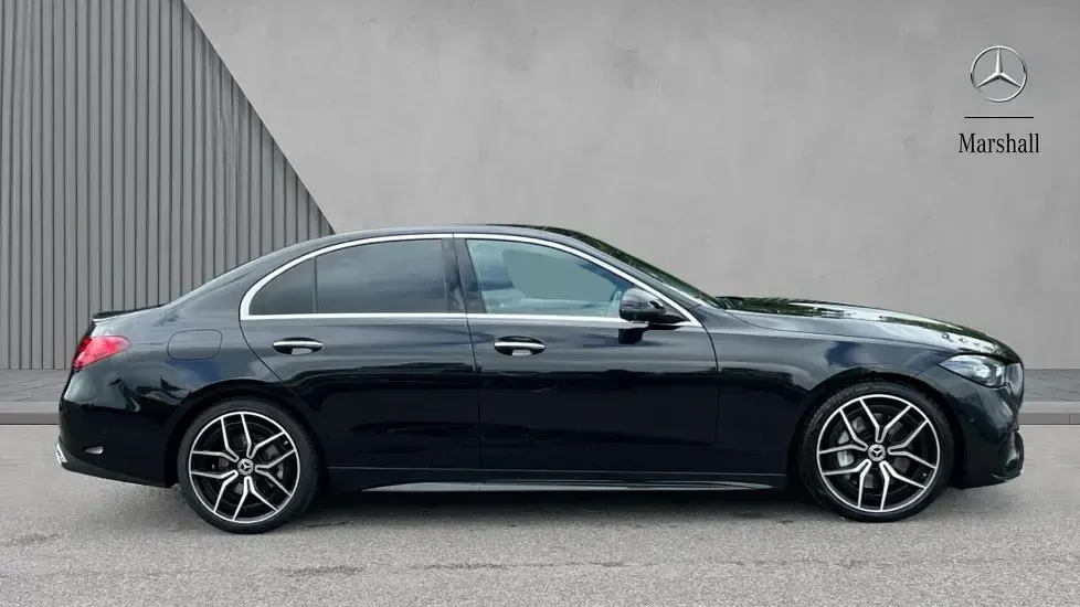 Second-hand Mercedes C300 AMG Line Premium Plus 258 CP (189 kW) 2022 Negru