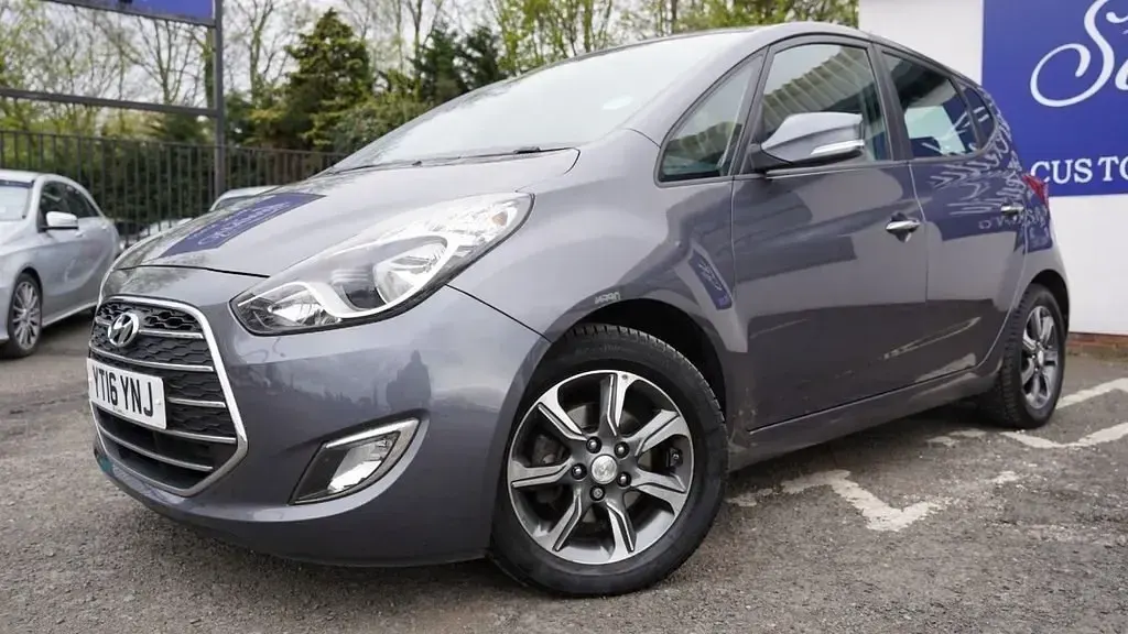 Usado Hyundai ix20 SE 90 CV (66 kW) 2016 Gris Utilitario