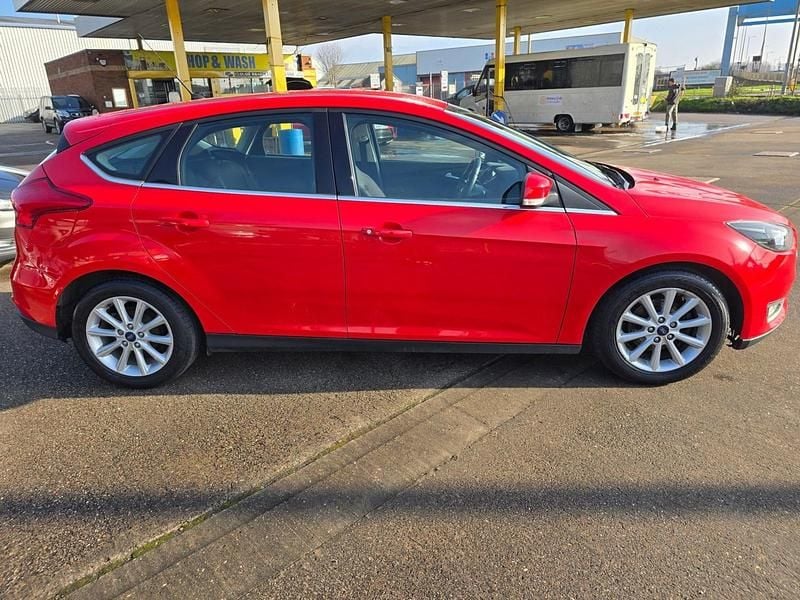 Used Ford Focus Titanium 120 HP (88 kW) 2017 Red Hatchback