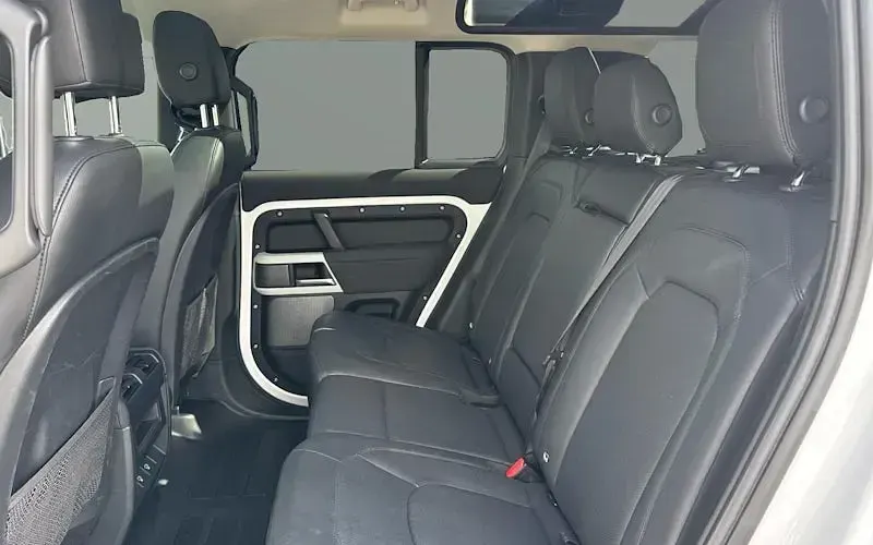 Used Land Rover Defender SE 249 HP (183 kW) 2023 SUV