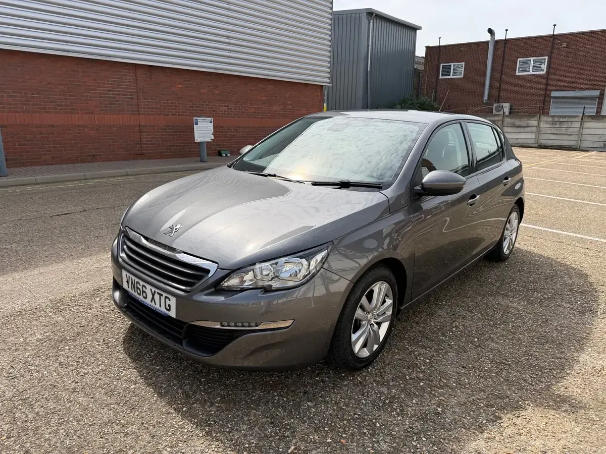 Usado Peugeot 308 Active 110 HP (80 kW) 2016 Cinzento Citadino