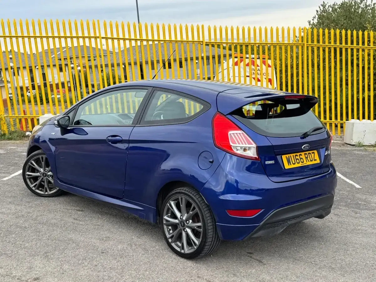 Begagnad Ford Fiesta ST-Line 125 HK (91 kW) 2016 Blå Halvkombi