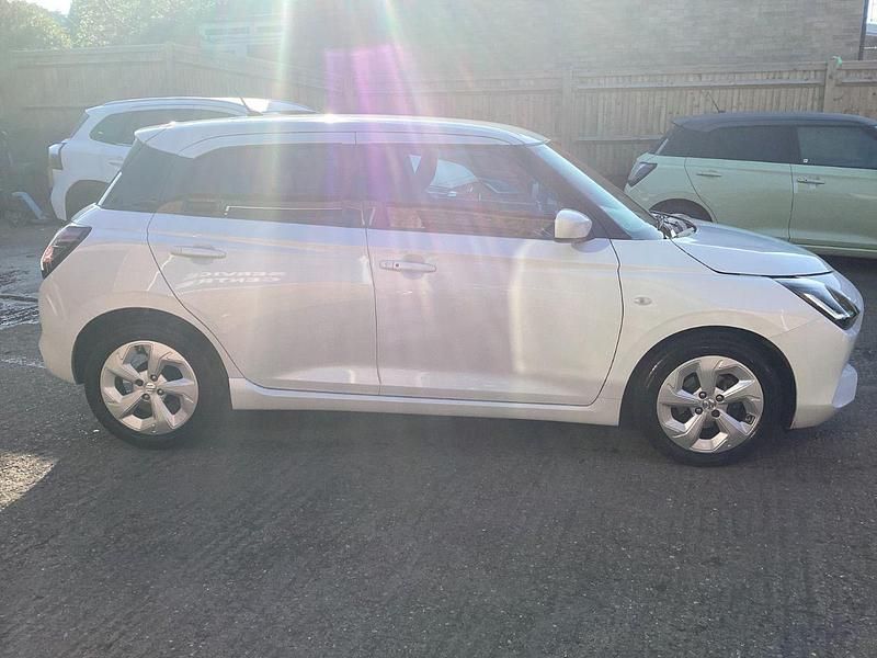Used Suzuki Swift 2024 White Hatchback