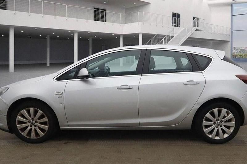 Silver Used 2013 Vauxhall Astra Hatchback | £2,500 (Good price) - Image 1/1