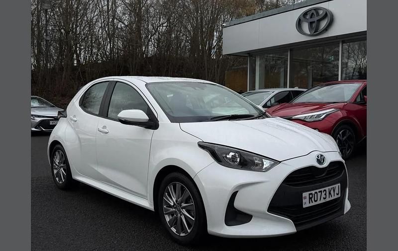 Used Toyota Yaris Hybrid 113 HP (83 kW) 2023 White Hatchback