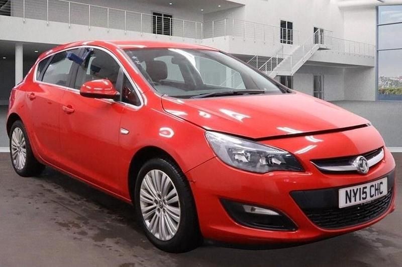 Red Used 2015 Vauxhall Astra Excite Hatchback | £3,444 (Super price) - Image 1/1