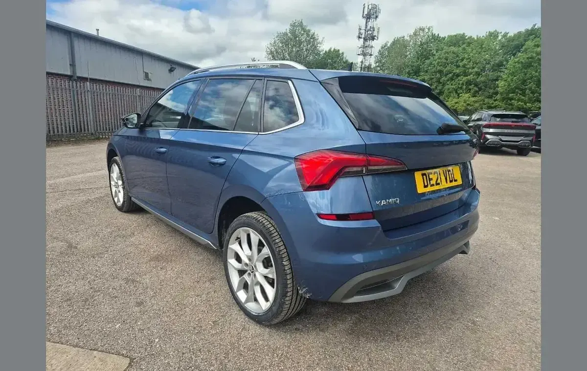 Usado Skoda Kamiq SE L 115 CV (84 kW) 2021 Azul SUV