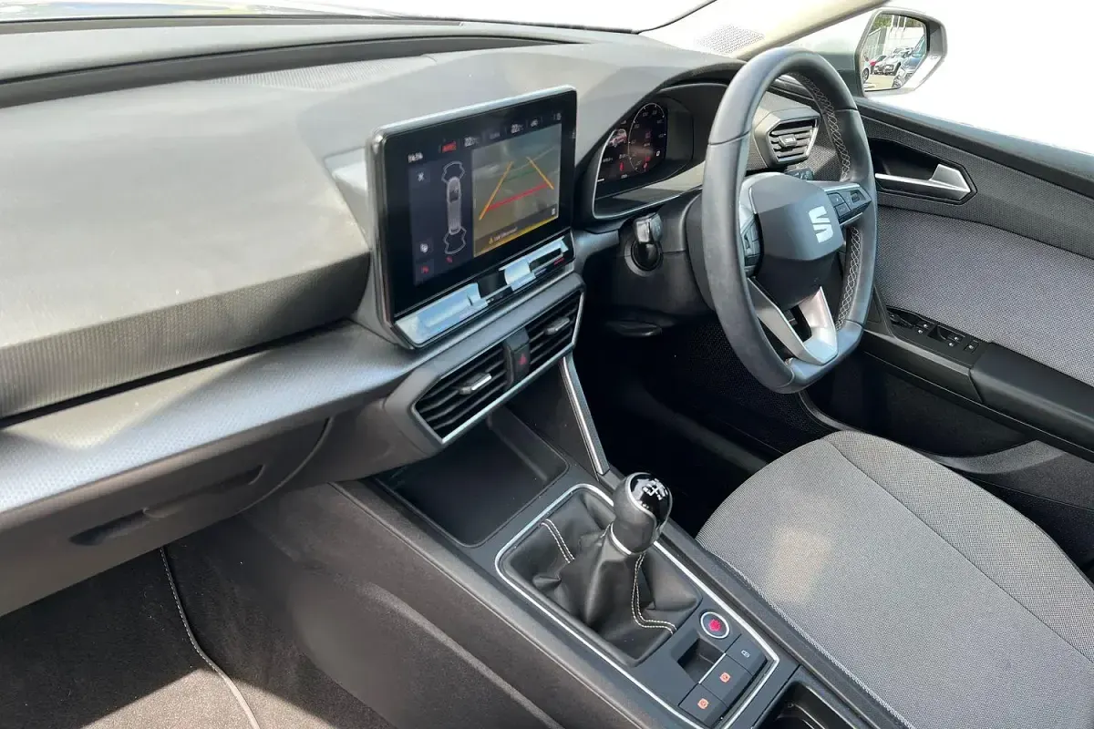 Used Seat Leon SE Dynamic 110 HP (80 kW) 2023 Urban silver Estate