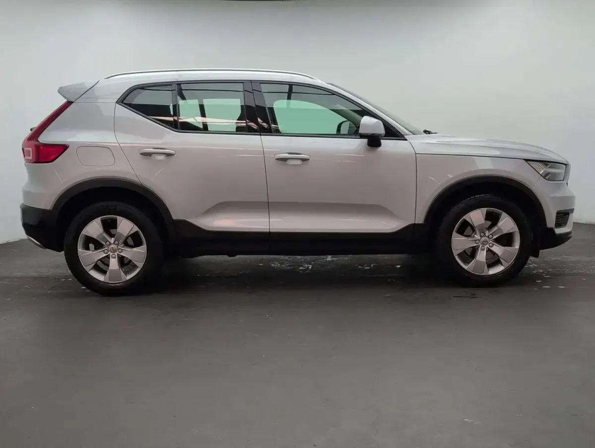 Used Volvo XC40 Momentum 163 HP (119 kW) 2021 Silver SUV
