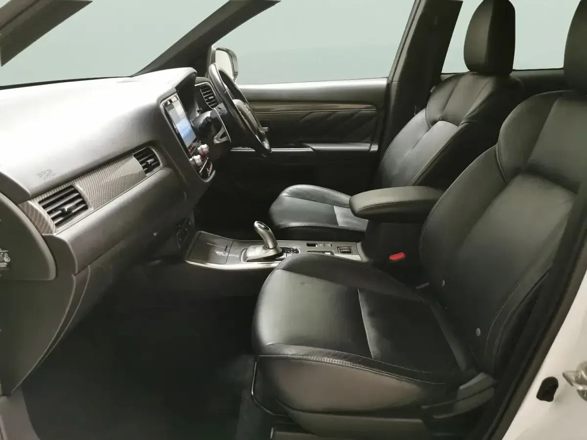 Used Mitsubishi Outlander P-HEV 2021 White Estate