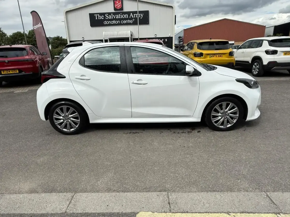 Used Toyota Yaris 114 HP (83 kW) 2023 White Hatchback
