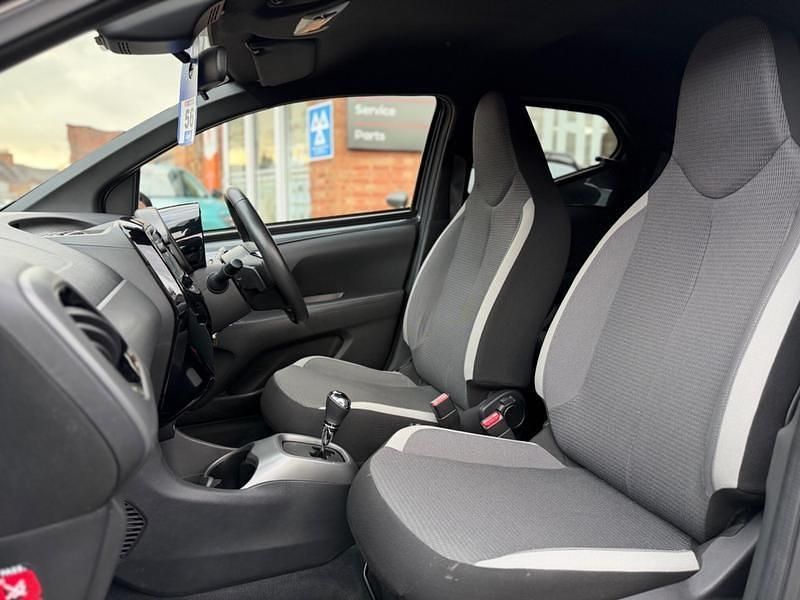 Begagnad Toyota Aygo Trend 71 HK (52 kW) 2021 Grå Halvkombi