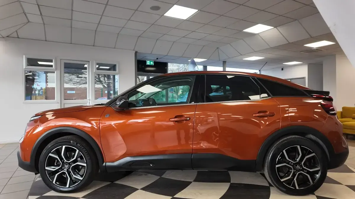 Begagnad Citroën e-C4 Shine 100 kW (136 HK) 2022 Brun Halvkombi