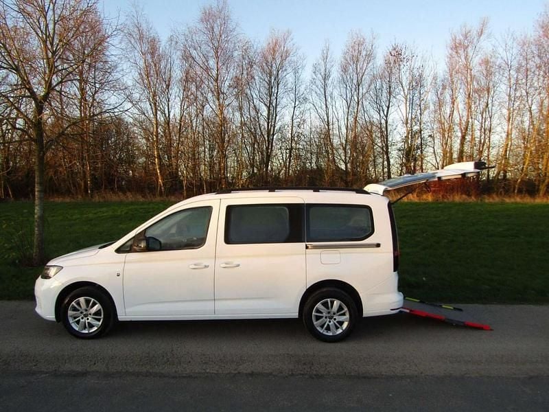 White Used 2023 VW Caddy Maxi Life Life MPV | £23,995 (Good price) - Image 1/4
