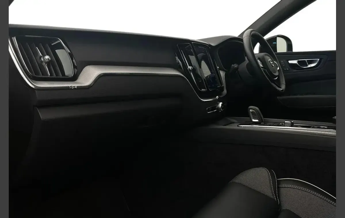 Used Volvo XC60 R-Design 337 HP (247 kW) 2021 White SUV