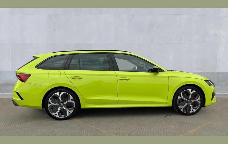 Used Skoda Octavia vRS 265 HP (194 kW) 2025 Green Estate