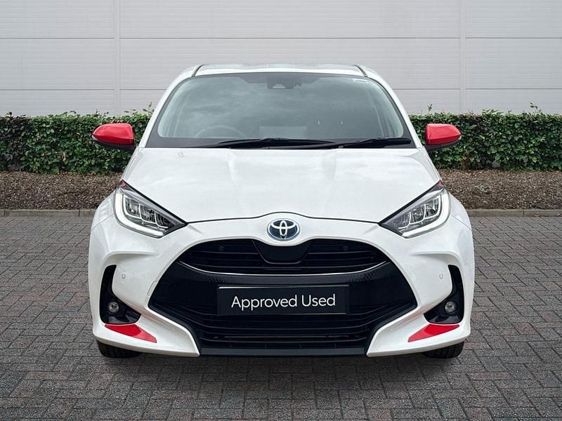 Used Toyota Yaris Hybrid Design 2023 White Hatchback