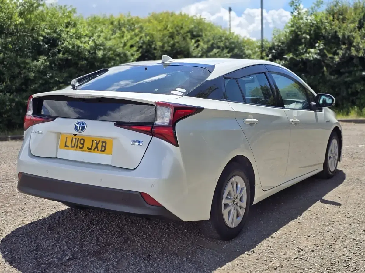 Used Toyota Prius 122 HP (89 kW) 2019 White Hatchback