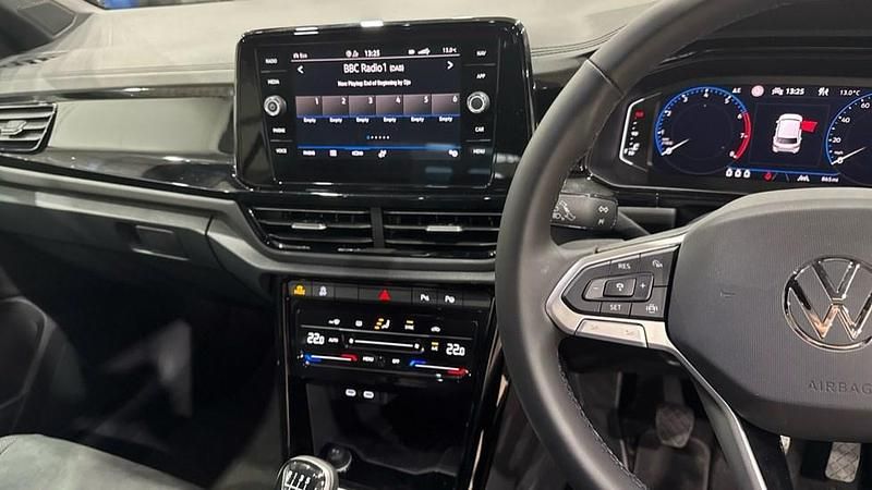 New VW T-Roc Style 115 HP (84 kW) 2025 Kings red premium metallic black SUV