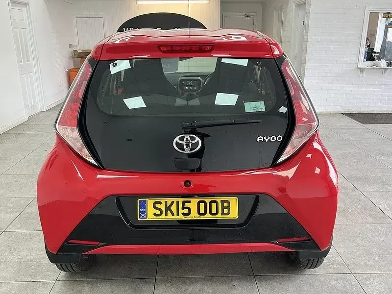 Usado Toyota Aygo X-play 69 CV (50 kW) 2015 Rojo Utilitario