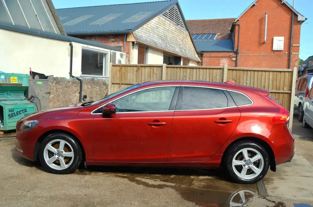Used Volvo V40 SE 118 HP (86 kW) 2014 Red Hatchback
