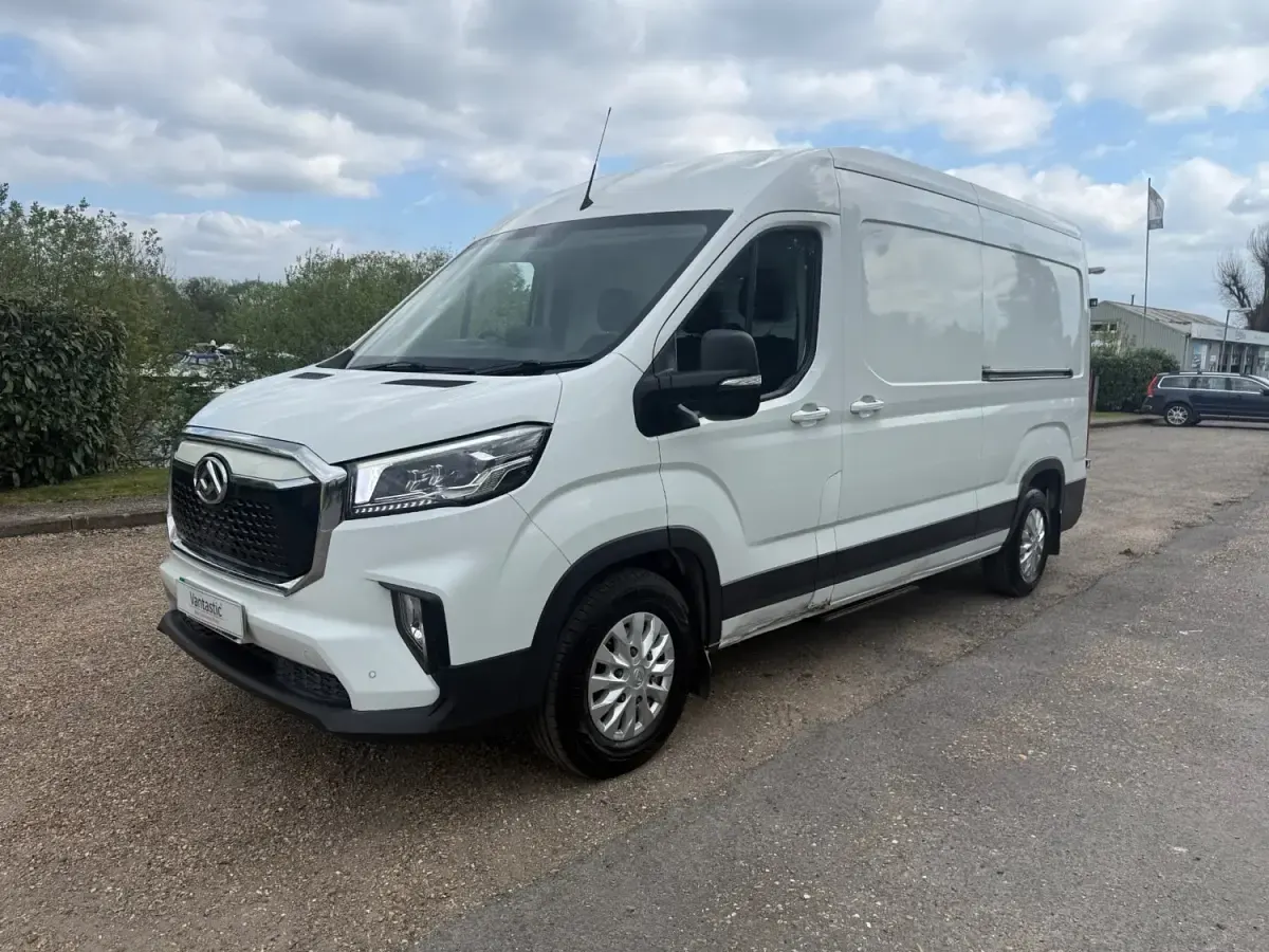 Usado Maxus V90 204 HP (150 kW) 2023 Branco Van