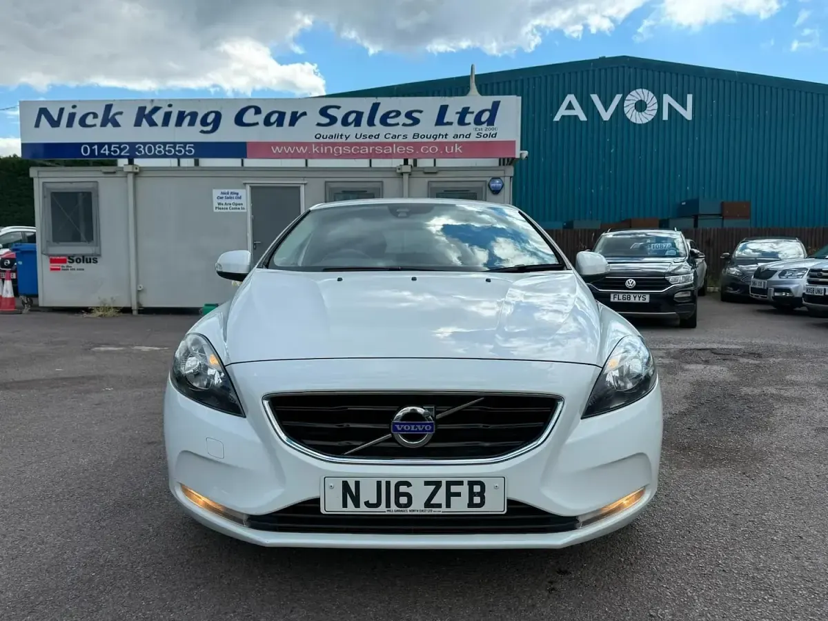 Used Volvo V40 120 HP (88 kW) 2016 White Hatchback