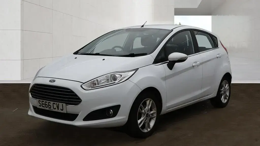Used Ford Fiesta Zetec 82 HP (60 kW) 2017 White Hatchback