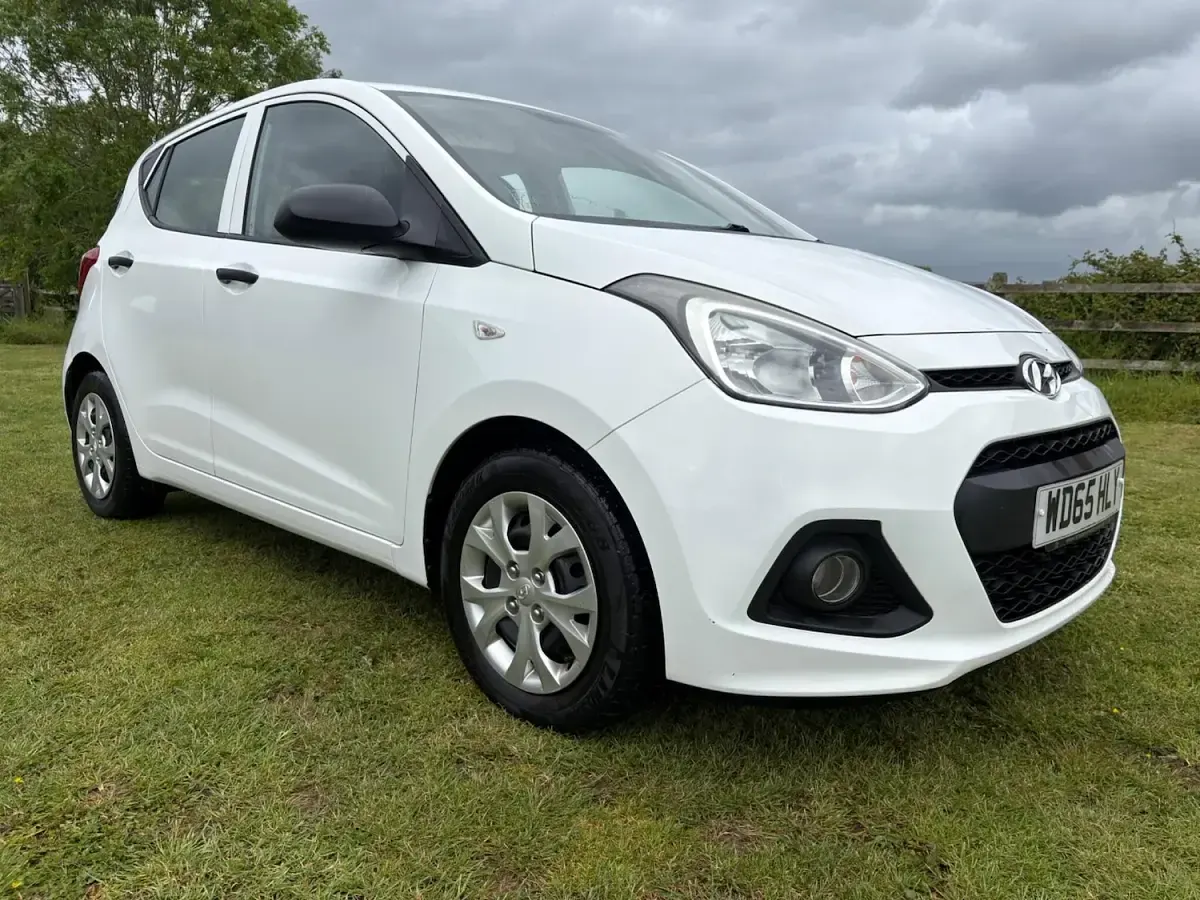 Used Hyundai i10 67 HP (49 kW) 2015 White Hatchback