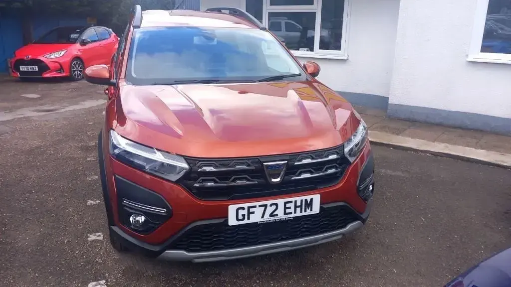 Usado Dacia Jogger Comfort 110 CV (80 kW) 2022 Marrón Monovolumen