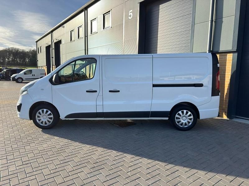 Used Vauxhall Vivaro Sportive 120 HP (88 kW) 2018 White MPV