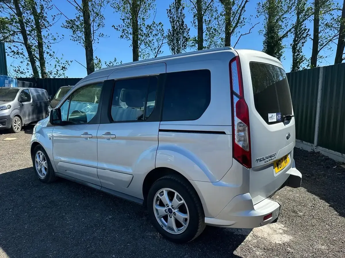 Used Ford Tourneo Connect Titanium 100 HP (73 kW) 2017 Silver MPV