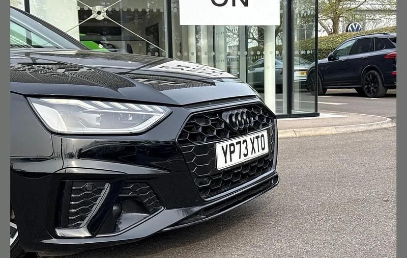 Używany Audi A4 Black Edition 200 KM (147 kW) 2023 Czarny Kombi
