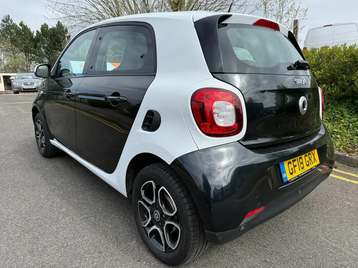 Used Smart ForFour Premium 71 HP (52 kW) 2018 White Hatchback