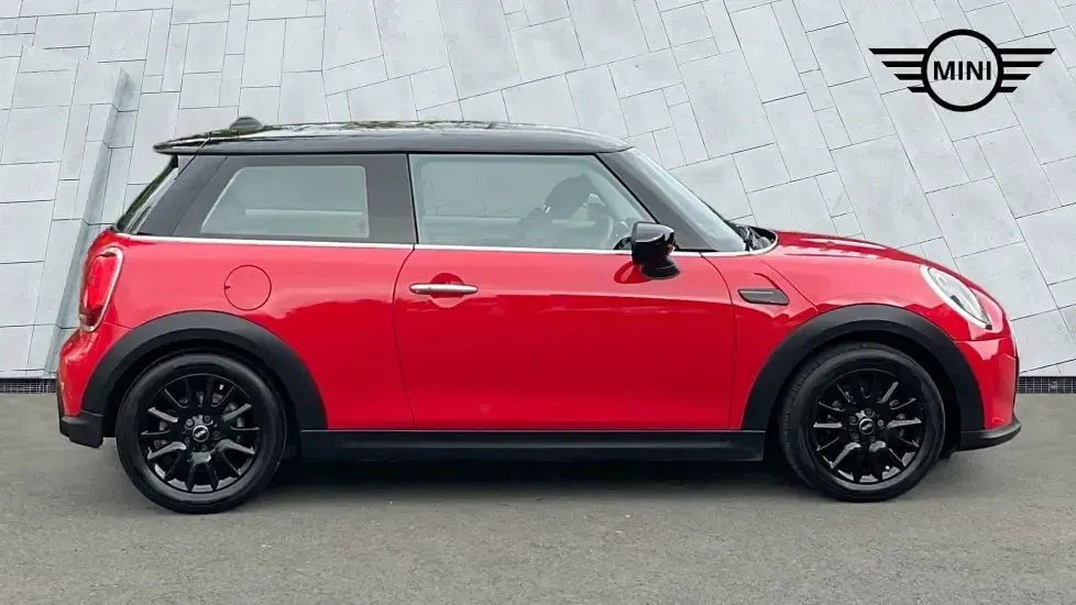 Używany Mini Cooper Classic 134 KM (98 kW) 2023 Czerwony Hatchback