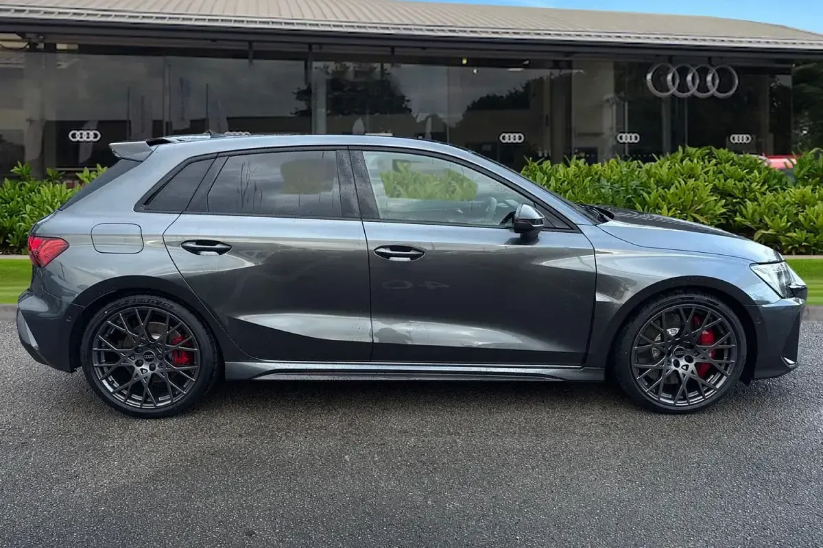 Novo Audi RS3 Comfort 395 HP (290 kW) 2026 Cinzento Sedan