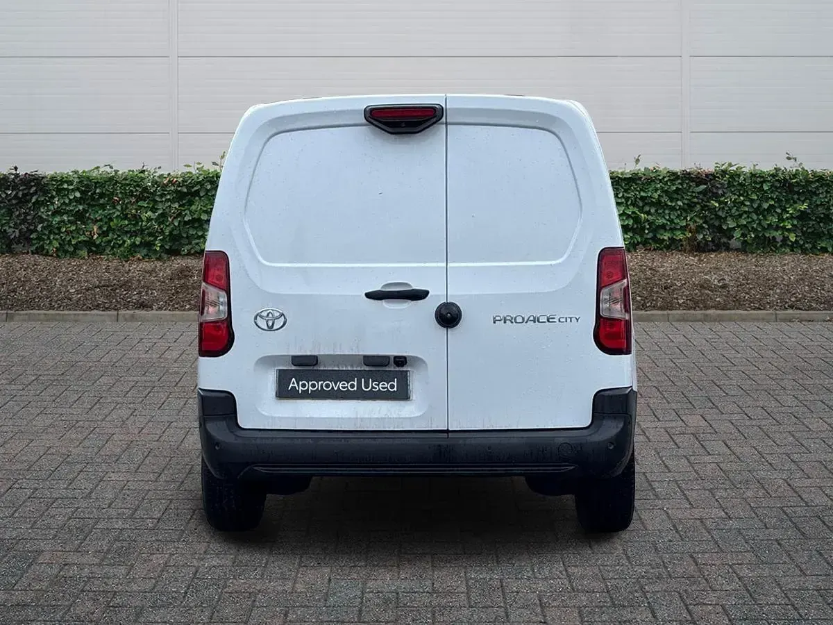 Used Toyota Proace 120 HP (88 kW) 2025 White MPV