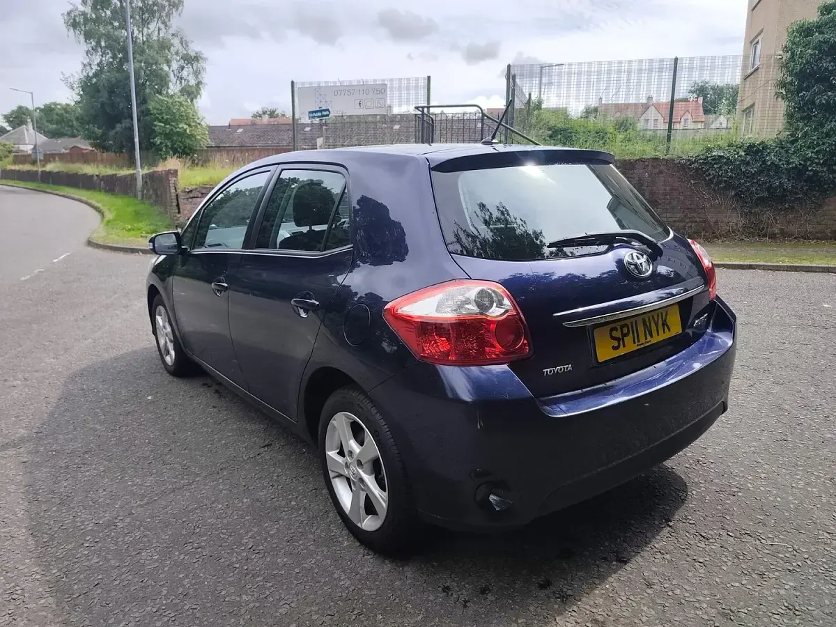 Used Toyota Auris 132 HP (97 kW) 2011 Blue Hatchback