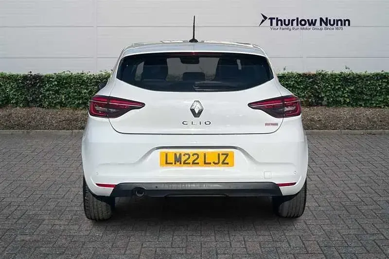 Used Renault Clio V Iconic 90 HP (66 kW) 2022 White Hatchback