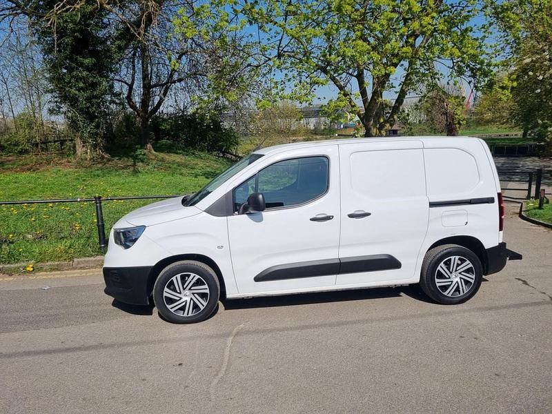 Used Vauxhall Combo Edition 100 HP (73 kW) 2019 White MPV
