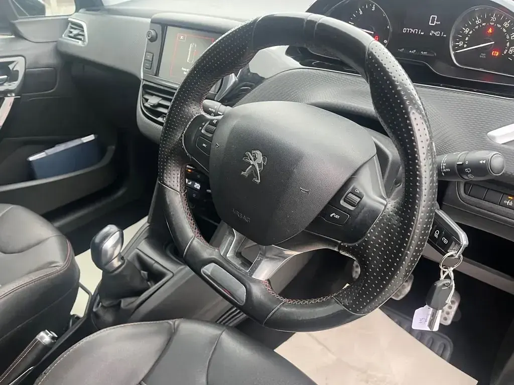 Used Peugeot 208 GT-line 100 HP (73 kW) 2015 Blue Hatchback