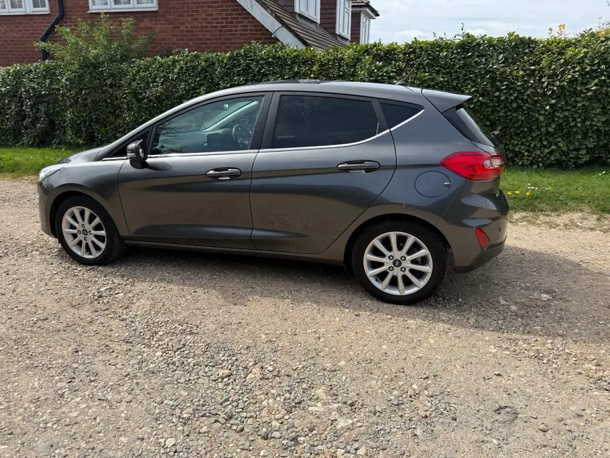 Begagnad Ford Fiesta Titanium 120 HK (88 kW) 2019 Grå Halvkombi