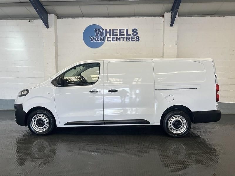 Second-hand Vauxhall Vivaro S 100 CP (73 kW) 2023 Alb Monovolum
