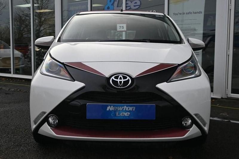 Used Toyota Aygo 68 HP (50 kW) 2017 White Hatchback